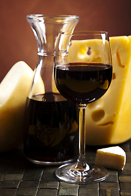 포토 JPG 해외이미지 와인잔 유리병 치즈 사람없음 와인 갈색배경 해외202004 해외포토 백그라운드 술잔 병_용기 유제품 주류 갈색 파일형식 이미지허브