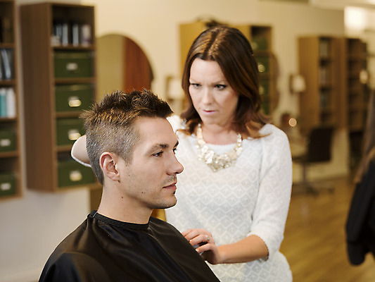 포토 JPG 해외이미지 백인 헤어스타일 손 여자 남자 미소 앉기 두명 머리카락 거울 작업 미용실 망토 미용사 자르기 이발사 스타일 남자한명만 그루밍족 해외202004 해외포토 서양인 직업 모션 표정 사람 신체부위 뷰티 머리 뷰티샵 남자만 파일형식 이미지허브