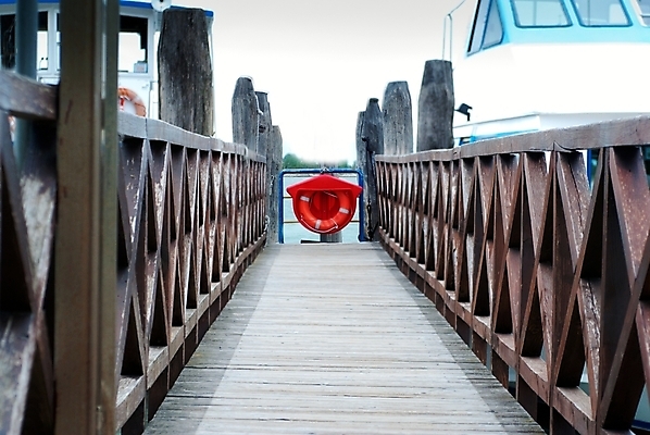 포토 JPG 해외이미지 밧줄 벽 바다 하늘 거리 독일 사람 사람없음 목재 빨간색 초록색 물 파란색 항구 검은색 흰색 반지 보트 포트 부표 구명용품 세피아 철책 해외202004 해외포토 자연요소 나무 유럽 줄 컬러 배_교통 재료 장신구 교통시설 촬영기법 안전장비 파일형식 이미지허브