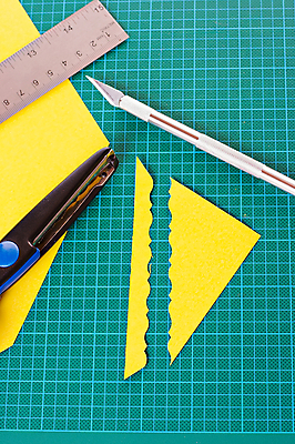 포토 JPG 해외이미지 종이 상상 자 미술 사람없음 장식 초록색 노란색 금속 매트 도구 칼날 칼 판지 스크랩북 해외202004 해외포토 컬러 재질 문화예술 문구용품 파일형식 이미지허브