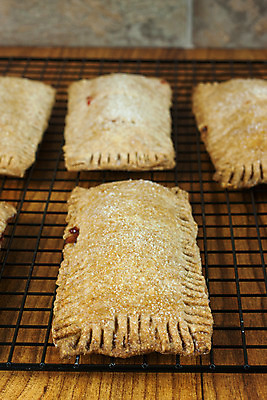 포토 JPG 해외이미지 음식 디저트 요리 사람없음 시골 대접 신선 달콤 아침식사 굽기 가득함 산딸기 타르트 페스츄리 핸드메이드 해외202004 해외포토 빵 과일 식사 맛 구이 파이_빵 파일형식 이미지허브