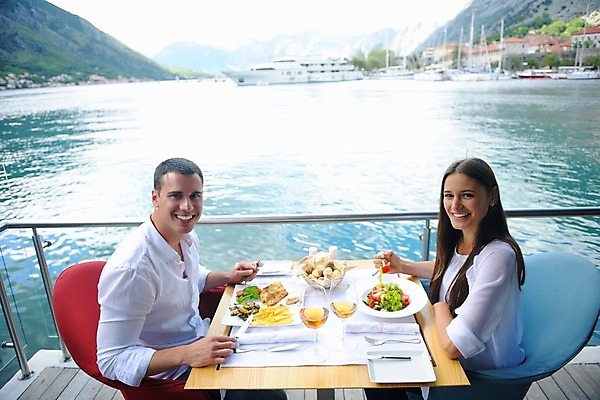 포토 JPG 해외이미지 커플 여자 남자 음식 바다 데이트 휴식 사랑 들기 앉기 상반신 성인 야외 두명 옆모습 식당 와인 식사 연애 성인만 해외202004 해외포토 감정 뷰포인트 컨셉 관계 모션 주류 사람 상점 파일형식 이미지허브