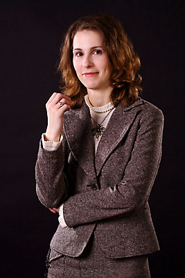 포토 JPG 해외이미지 1 손 드레스 여자 비즈니스 장신구 한명 서기 사람 정장 성인 빨간색 치마 갈색 검은색 재킷 회색 흰색 반지 비즈니스우먼 스웨터 피부 고립 해외202004 해외포토 옷 컬러 상의 모션 하의 신체부위 외투 직장인 파일형식 이미지허브