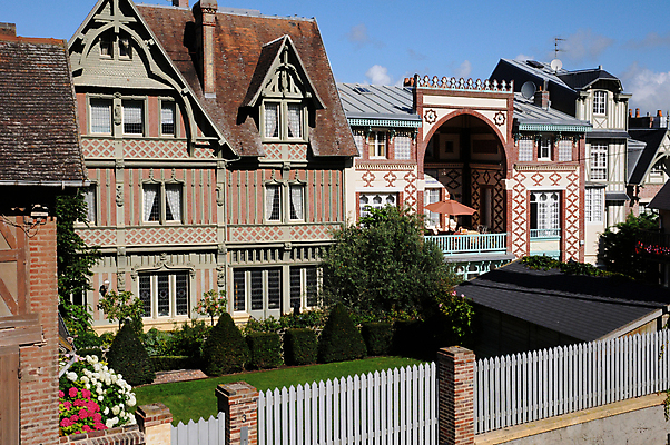 포토 JPG 해외이미지 건축양식 주택 사람없음 건물 프랑스 건축가 노르망디 해외202004 해외포토 직업 건축물 건축 유럽 파일형식 이미지허브