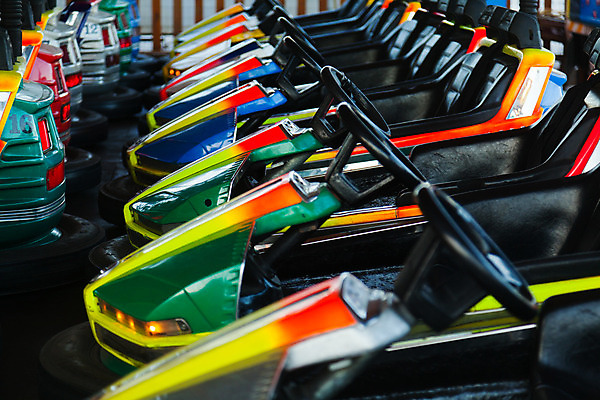 포토 JPG 해외이미지 주간 행복 휴식 사람없음 야외 맑음 놀이공원 놀이기구 주말 범퍼카 해외202004 해외포토 자연요소 감정 컨셉 날씨 테마파크 파일형식 이미지허브