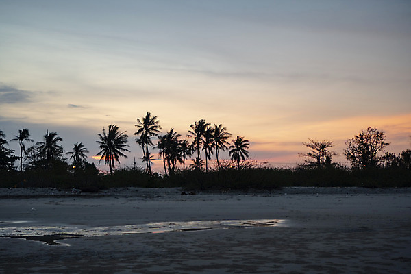 포토 JPG 해외이미지 구름 호수 바다 여행 자연 하늘 풍경 사람없음 물 여름 파란색 빛 강 태양 반사 일출 황혼 일몰 새벽 도시 야간 저녁 스카이라인 해외202004 해외포토 자연요소 계절 컬러 노을 생태계 파일형식 이미지허브