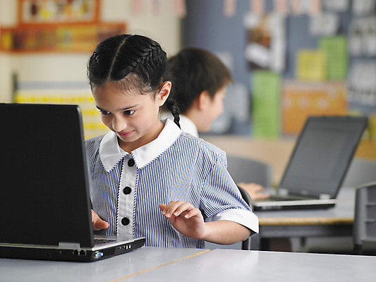 포토 JPG 해외이미지 백인 학생 라이프스타일 응시 여학생 교육 어린이 남학생 유니폼 2 통신 교실 학교 실내 사람 앉기 동양인 소년 두명 가로 노트북 중국 호주 연결 무선전화기 집중 책상 다민족 멜버른 지능 천진난만 초보 전경 혼혈 해외202004 해외포토 서양인 시선 옷 여자 남자 아시아 가구 컨셉 모션 인종 풍경 내부 생활 전자제품 오세아니아 전화기 다문화 파일형식 탑뷰 이미지허브