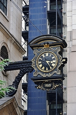 포토 JPG 해외이미지 얼굴 시계 건축양식 거리 사람없음 야외 건물 사무실 검은색 골동품 바위 도시 시간 역사 런던 옛날 해외202004 해외포토 건축물 건축 컬러 비즈니스 영국 신체부위 돌_바위 파일형식 이미지허브