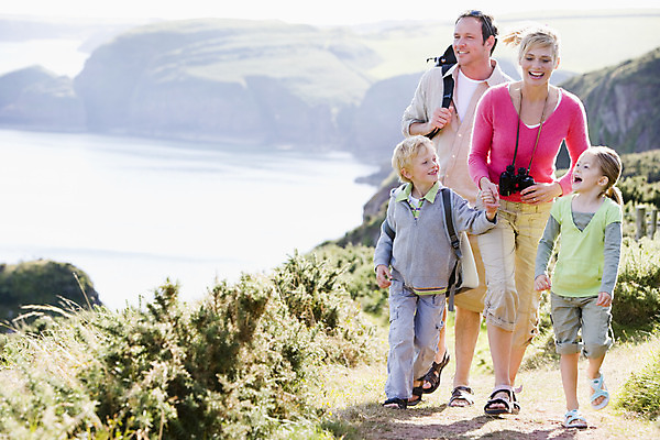 포토 JPG 해외이미지 주간 전신 백인 여자 남자 딸 행복 길 아들 바다 중년 지도 배낭 가족 엄마 휴가 서기 미소 여러명 가로 세명 30대 평화 걷기 침묵 산책 절벽 하이킹 시골 아빠 오솔길 즐거움 탐사 언니 남동생 하이커 해외202004 해외포토 자연요소 서양인 감정 여행 다수 컨셉 가방 관계 모션 레저 휴식 표정 사람 성인 장년 소리 자매 동생 파일형식 이미지허브