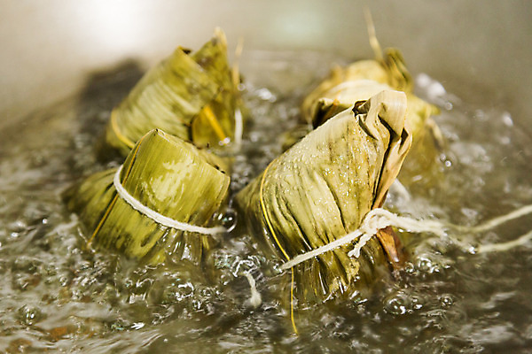 포토 JPG 해외이미지 전통 문화 음식 잎 포장 밥 동양인 사람없음 갈색 축제 식사 중국 어둠 축하 보트 맛 더위 묶기 대만 대나무 폭식 경단 어려움 해외202004 해외포토 나무 식물 아시아 컬러 컨셉 배_교통 모션 날씨 인종 파일형식 이미지허브