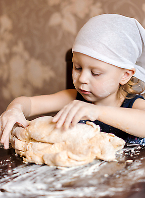포토 JPG 해외이미지 1 라이프스타일 손 여자 교육 행복 어린이 음식 빵 크리스마스 가족 탁자 휴가 주택 요리 한명 사람 목재 쿠키 케이크 주방 요리사 식사 축하 아기 작음 굽기 준비 반죽 만들기 밀가루 밀가루반죽 제빵사 캡모자 해외202004 해외포토 나무 직업 모자_잡화 기념일 감정 가구 컨셉 재료 관계 모션 디저트 건물 생활 신체부위 크기 가루 구이 파일형식 이미지허브