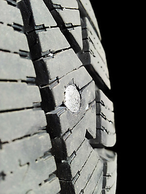 포토 JPG 해외이미지 교통시설 자동차 검은배경 사람없음 금속 검은색 손상 운전 오토바이 나사 못 바퀴 행운 플랫 닫기 사건 방향 타이어 밟기 짐차 고무 스파이크 나쁜 고립 옛날 해외202004 해외포토 육상교통 컬러 백그라운드 교통 컨셉 모션 재질 바이크 공구 시설 파일형식 이미지허브