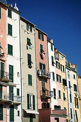 포토 JPG 해외이미지 주간 건축양식 하늘 주택 풍경 사람없음 야외 건물 마을 이탈리아 해외202004 해외포토 자연요소 건축물 건축 유럽 파일형식 이미지허브