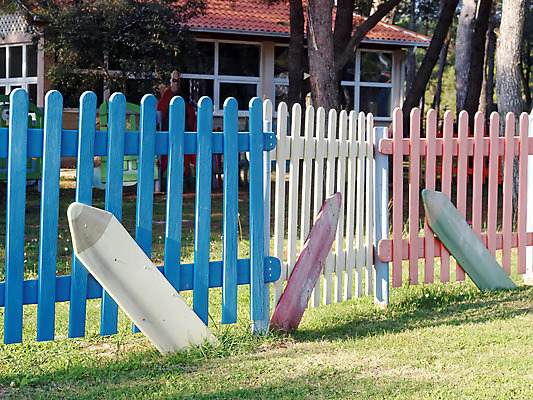 포토 JPG 해외이미지 분홍색 사람없음 목재 세로 초록색 파란색 울타리 연필 페인트 활발 손상 흰색 놀이터 매듭 평행 해외202004 해외포토 나무 컬러 컨셉 재료 놀이 학용품 담장 필기구 파일형식 이미지허브