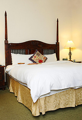 포토 JPG 해외이미지 디자인 베개 호텔 휴가 사람없음 내부 목재 침대 스페인 고급 휴양지 여관 스타일 안락 해외202004 해외포토 나무 유럽 가구 컨셉 재료 침구 숙소 장소 파일형식 이미지허브