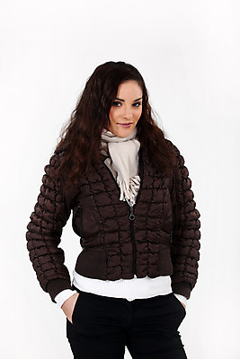 포토 JPG 해외이미지 백인 1 응시 여자 행복 백그라운드 갈색머리 한명 서기 미소 성인 갈색 유행 재킷 코트 흰색 자신감 화려 우아함 유혹 아이섀도 고립 스타일 해외202004 해외포토 서양인 헤어스타일 시선 감정 컬러 컨셉 모션 표정 사람 화장품 외투 파일형식 이미지허브