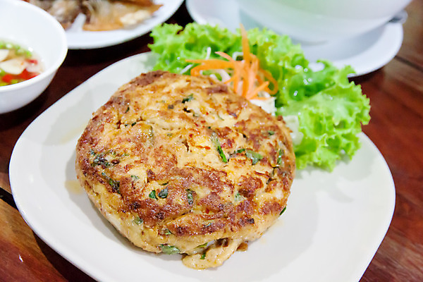 포토 JPG 해외이미지 음식 토마토 채소 탁자 양파 요리 사람없음 빨간색 노란색 식사 튀김 아침식사 건강식 오믈렛 개조 해외202004 해외포토 컬러 가구 계란요리 파일형식 이미지허브