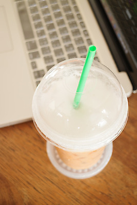 포토 JPG 해외이미지 직업 커피 음료 백그라운드 인터넷 비즈니스 사업가 유리 탁자 모바일 직장 사람없음 목재 초록색 노트북 컴퓨터 사무실 갈색 얼음 공책 카페 키보드 업무 바 오픈 네트워크 차 무선전화기 책상 와이파이 카푸치노 에스프레소 무료 소셜 카페인 해외202004 해외포토 자연요소 나무 컬러 가구 회사 재료 재질 문구용품 전자제품 상점 작업 전화기 무선인터넷 파일형식 이미지허브