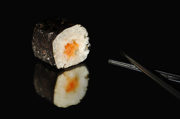 포토 JPG 해외이미지 음식 젓가락 밥 어류 요리 사람없음 일본 검은색 식사 저녁식사 초밥 해산물 날것 롤 연어 점심식사 해외202004 해외포토 아시아 컬러 수저 수중동물 일본음식 파일형식 이미지허브