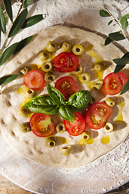 포토 JPG 해외이미지 토마토 나뭇잎 피자 실내 사람없음 하이앵글 올리브 밀가루 토핑 바질 나무도마 나무탁자 해외202004 해외포토 열매 뷰포인트 잎 채소 탁자 도마 패스트푸드 서양음식 내부 목재 가루 파일형식 이미지허브