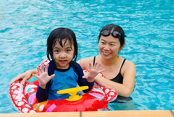 포토 JPG 해외이미지 행복 어린이 장난 가족 놀이 엄마 휴가 휴식 건강 웃음 동양인 두명 물 수영 침묵 기쁨 해외202004 해외포토 자연요소 감정 컨셉 관계 표정 사람 인종 소리 수상스포츠 파일형식 이미지허브