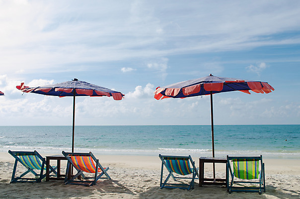 포토 JPG 해외이미지 나무 식물 모래 바다 섬 백그라운드 의자 우산 자연 하늘 휴가 휴식 손바닥 풍경 사람없음 야외 물 여름 파란색 햇빛 태양 맑음 흰색 침대 만 보트 고급 휴양지 코코넛 석호 완벽 이국적 터키석 파라다이스 수평선 해외202004 해외포토 자연요소 손 계절 컬러 가구 컨셉 배_교통 과일 날씨 장소 보석 생태계 파일형식 이미지허브