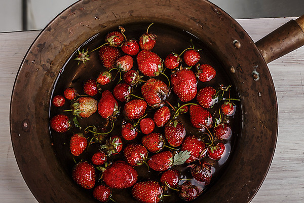 포토 JPG 해외이미지 탁자 딸기 사람없음 목재 농장 닫기 유기농 내추럴 놋쇠 해외202004 해외포토 나무 웰빙 가구 농업 과일 재료 모션 파일형식 이미지허브