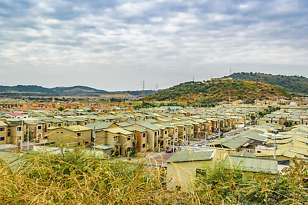 포토 JPG 해외이미지 외관 선 건축양식 교실 자연 지붕 아파트 주택 안테나 풍경 사람없음 건물 미국 재산 중앙 커뮤니티 에콰도르 연립주택 이웃 남쪽 교외 줄서기 해외202004 해외포토 건축물 교육 건축 북아메리카 통신 학교 모션 금융 남아메리카 방향 생태계 파일형식 이미지허브
