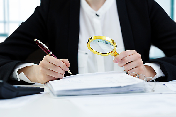 포토 JPG 해외이미지 여자 비즈니스 유리 한명 상반신 성인 내부 금융 자료 확대 분석 보고서 리뷰 세금 예산 체크리스트 회계사 성인여자한명만 해외202004 해외포토 직업 1 컨셉 재질 사람 경제 여자한명만 성인여자만 파일형식 이미지허브