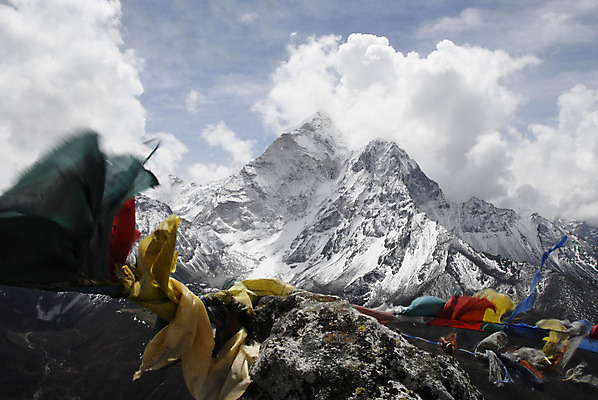 포토 JPG 해외이미지 구름 아시아 종교 전통문화 여행 이동 불교 모션 바람 산 풍경 사람없음 컬러풀 글로벌 환경 트래킹 흰색 깃발 보호 정상 배낭여행 오르기 네팔 동쪽 절정 히말라야 해외202004 해외포토 자연요소 전통 나라 문화 컬러 컨셉 레저 날씨 방향 파일형식 산맥 이미지허브