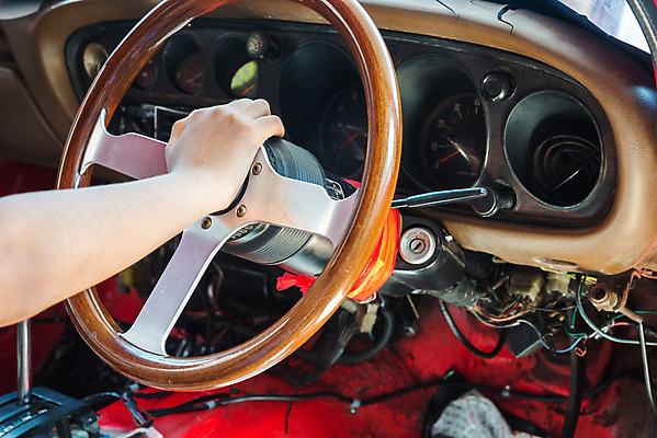 포토 JPG 해외이미지 손 교육 도로 여행 교통시설 자동차 실내 관리 사람 사람없음 내부 빨간색 운전 잡기 바퀴 운전사 짐차 계기판 과속 자동 해외202004 해외포토 직업 길 육상교통 컬러 교통 모션 신체부위 시설 파일형식 이미지허브