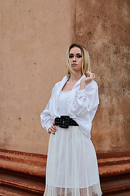 포토 JPG 해외이미지 백인 모델 라이프스타일 드레스 여자 행복 유럽 얼굴 벽 여행 포즈 셔츠 건축양식 휴가 거리 한명 서기 야외 건물 치마 금발 유행 여행객 계단 수확 도시 화려 우아함 복고 타운 옛날 스타일 해외202004 해외포토 서양인 1 헤어스타일 건축물 옷 건축 감정 나라 컨셉 상의 농업 모션 하의 사람 생활 신체부위 파일형식 이미지허브