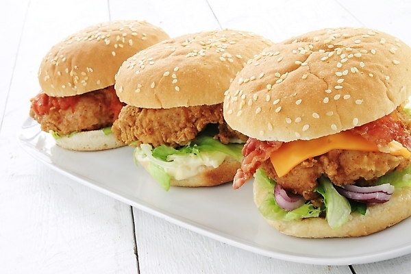 포토 JPG 해외이미지 접시 패스트푸드 실내 사람없음 햄버거 세개 인스턴트 정크푸드 치킨버거 나무배경 해외202004 해외포토 식기 음식 백그라운드 3 내부 파일형식 이미지허브