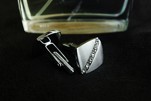 포토 JPG 해외이미지 옷 남자 선 백그라운드 유리 사람없음 빛 유행 금속 검은색 흰색 쌍 고급 우아함 은색 보석 향수 오브젝트 소매 고립 철강 스타일 해외202004 해외포토 컬러 컨셉 재질 사람 화장품 광석 파일형식 이미지허브