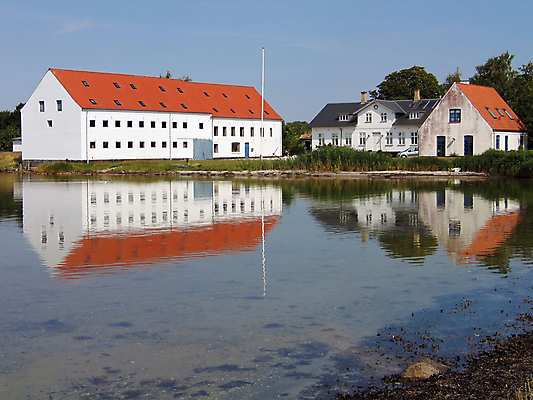 포토 JPG 해외이미지 전통 유럽 문화 바다 농업 건축양식 창문 지붕 주택 덴마크 사람없음 건물 물 농가 농장 반사 마을 시골 시골집 구식 옛날 스타일 해외202004 해외포토 자연요소 건축물 건축 나라 산업 북유럽 파일형식 이미지허브