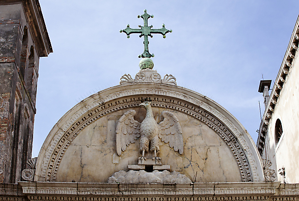 포토 JPG 해외이미지 동물 조각 여행 십자가 건축양식 조류 미술 사람없음 조각상 교회 재산 독수리 대리석 베네치아 해외202004 해외포토 건축 재료 종교건축 문화예술 건물 금융 조형물 이탈리아 파일형식 이미지허브