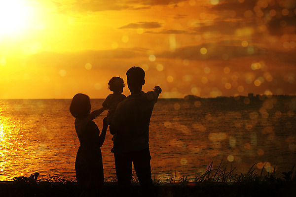포토 JPG 해외이미지 여자 남자 행복 실루엣 어린이 바다 가족 휴가 함께함 그림자 성인 야외 세명 여름 일몰 아기 해외202004 해외포토 계절 감정 컨셉 관계 촬영기법 사람 노을 파일형식 이미지허브