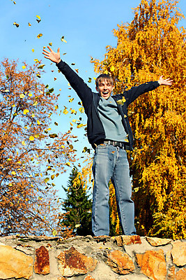 포토 JPG 해외이미지 나무 백인 라이프스타일 옷 공원 남자 행복 잎 자연 놀이 건강 관리 한명 서기 미소 웃음 사람 소년 야외 10대 청춘 노란색 외침 기쁨 가을 청바지 표현 오픈 입 던지기 떨어짐 사춘기 해외202004 해외포토 서양인 식물 1 계절 공공시설 감정 어린이 컬러 컨셉 바지 모션 청소년 표정 생활 신체부위 소리 생태계 파일형식 이미지허브