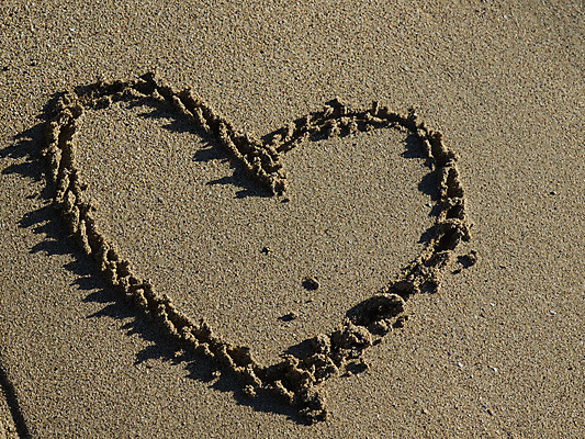 포토 JPG 해외이미지 모래 파도 섬 결혼 휴가 휴식 함께함 발렌타인데이 사랑 사람없음 여름 평화 하트 뜨거움 그리기 가장자리 성자 열정 용서 8월 7월 낭만주의 해외202004 해외포토 모양 계절 감정 종교 바다 컨셉 모션 데이이벤트 이벤트 날짜 둘레 파일형식 이미지허브