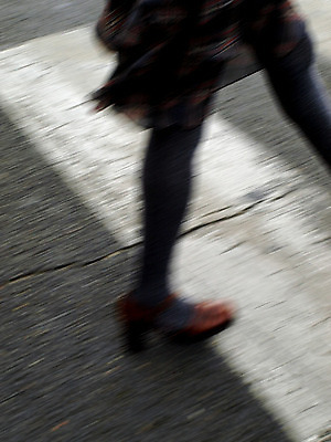 포토 JPG 해외이미지 라이프스타일 유럽 선 이동 모션 거리 사람없음 치마 걷기 도시 바쁨 재촉 건너기 파리(프랑스) 해외202004 해외포토 나라 컨셉 하의 생활 파일형식 이미지허브