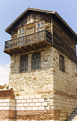 포토 JPG 해외이미지 외관 문화 건축양식 창문 하늘 벽돌 주택 사람없음 건물 목재 파란색 발코니 시골 장면 구식 불가리아 옛날 해외202004 해외포토 나무 건축물 건축 컬러 재료 파일형식 남유럽 이미지허브