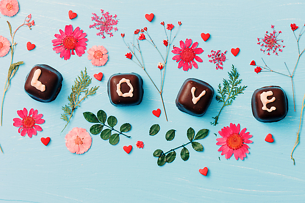 포토 JPG 해외이미지 꽃 음식 잎 디저트 건조 발렌타인데이 사탕 선물 사랑 이벤트 사람없음 장식 빨간색 파란색 갈색 과자 초콜릿 검은색 어둠 봄 기쁨 하트 달콤 맛 유혹 설탕 편지 먹기 심볼 묘사 질감 코코아 중독 카카오 해외202004 해외포토 모양 식물 계절 감정 음료 컬러 컨셉 모션 데이이벤트 파일형식 이미지허브