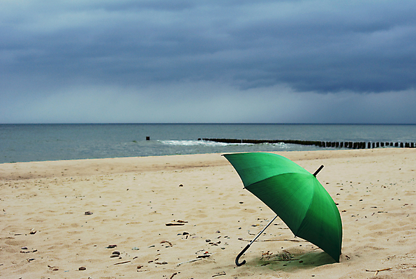 포토 JPG 해외이미지 구름 모래 바다 우산 하늘 사람없음 목재 물 빛 태양 바위 방파제 양산 폴란드 해외202004 해외포토 자연요소 나무 공공시설 유럽 재료 돌_바위 파일형식 이미지허브
