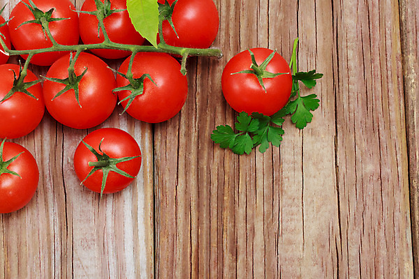 포토 JPG 해외이미지 식물 음식 잎 다이어트 토마토 채소 과일 재료 탁자 파슬리 건강 사람없음 목재 빨간색 초록색 침묵 공백 수확 신선 허브 유기농 날것 포도나무 그런지 숙성 채식주의자 카피스페이스 해외202004 해외포토 나무 웰빙 컬러 가구 농업 소리 과일나무 채식 파일형식 이미지허브