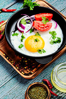 포토 JPG 해외이미지 전통 접시 영어 음식 다이어트 토마토 채소 탁자 아침 도마 건강 요리 사람없음 노란색 주방 계란 식사 튀김 시골 프라이팬 그릴 아침식사 굽기 먹기 속도 후추 노른자 점심식사 단백질 해외202004 해외포토 주간 문자 식기 컬러 가구 모션 주방용품 알 구이 향신료 영양소 파일형식 이미지허브