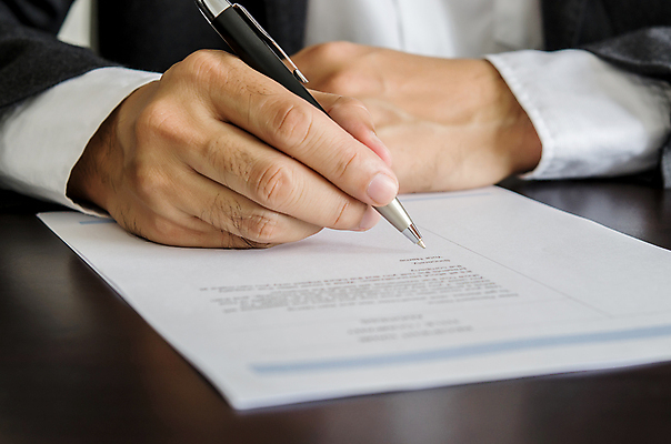 포토 JPG 해외이미지 직업 손 교육 안경 컨셉 돈 비즈니스 탁자 노동자 사람 사람없음 목재 금융 사무실 펜 기록 업무 비즈니스맨 어플리케이션 고객 책상 분석 계약 오브젝트 사인 보고서 시작 서식 문서 이력서 자원 모집 회계 채용 회계사 해외202004 해외포토 나무 잡화 남자 가구 재료 신체부위 경제 필기구 작업 직장인 재산 파일형식 이미지허브