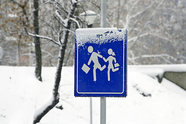 포토 JPG 해외이미지 모양 교육 실루엣 유럽 도로 어린이 겨울 학교 가족 교통시설 하늘 거리 경고 안전 사람 소년 사람없음 빨간색 노란색 금속 얼음 검은색 산책 운전 흰색 도시 고속도로 보행자 보호 위험 심볼 사인 속도 도로표지판 법 봉 건너기 그만 돌봄 해외202004 해외포토 자연요소 계절 남자 나라 길 컬러 교통 컨셉 관계 모션 재질 휴식 촬영기법 표지판 시설 파일형식 이미지허브