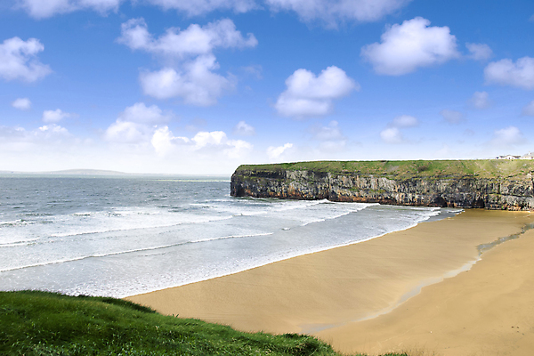 포토 JPG 해외이미지 구름 모래 파도 바다 여행 자연 조류 하늘 휴가 풍경 사람없음 초록색 물 여름 파란색 모래사장 햇빛 노란색 여행객 평화 절벽 흰색 만 서핑 재산 황금 암초 아일랜드 대서양 내추럴 고립 헤드랜드 해외202004 해외포토 자연요소 동물 계절 유럽 컬러 컨셉 사람 금융 태양 수상스포츠 생태계 파일형식 이미지허브