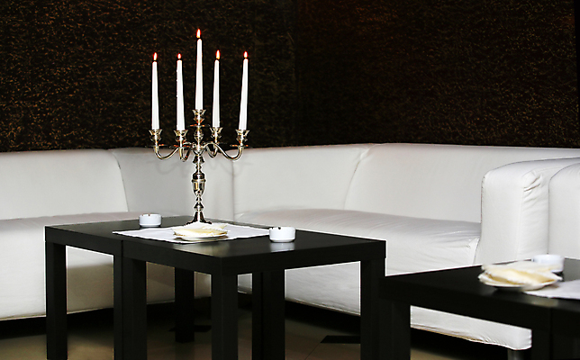 포토 JPG 해외이미지 유리 탁자 불 휴가 조명 함께함 사람없음 소파 와인 검은색 흰색 촛대 재떨이 연소 왁스 인공 해외202004 해외포토 자연요소 컬러 가구 컨셉 의자 재질 주류 파일형식 이미지허브