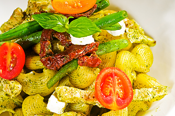 포토 JPG 해외이미지 방울토마토 단면 치즈 파스타 실내 근접촬영 사람없음 흰배경 바질 마카로니 해외202004 해외포토 뷰포인트 백그라운드 토마토 유제품 서양음식 내부 흰색 파스타면 파일형식 이미지허브